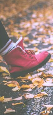 落葉と赤いブーツ