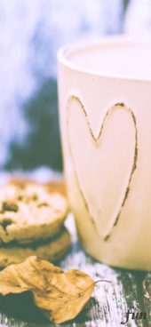 秋の葉とマグカップ