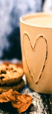 秋の葉とマグカップ