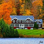 秋の水辺の建物