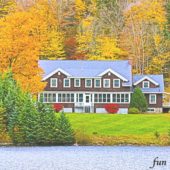 秋の水辺の建物