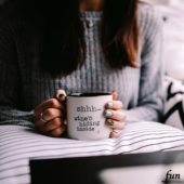 温かい飲み物と女の子