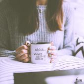 温かい飲み物と女の子