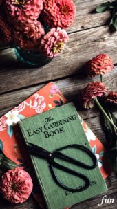 花ばさみと本と花