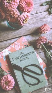 花ばさみと本と花