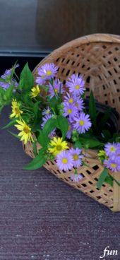 カゴに飾られた紫と黄色の花