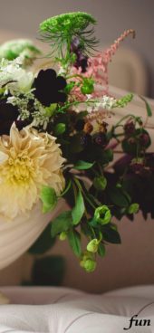 落ち着いた色の花のアレンジ