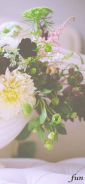 落ち着いた色の花のアレンジ