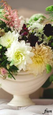 落ち着いた色の花のアレンジ