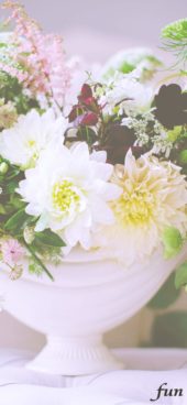 落ち着いた色の花のアレンジ