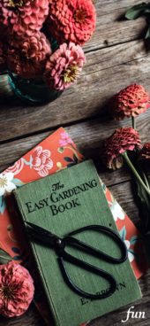 花ばさみと本と花