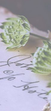 手書きの手紙と花