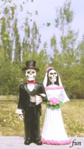 ガイコツの新郎新婦