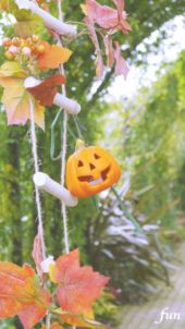 ぶら下がっているハロウィンの飾り