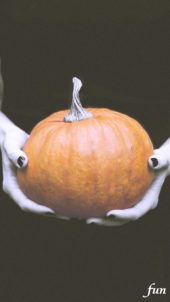 かぼちゃを持ってる女の子