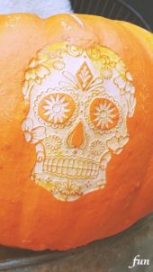 カボチャに彫られたドクロ