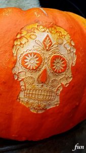 カボチャに彫られたドクロ