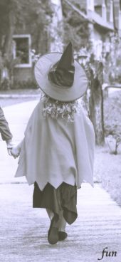 ハロウィン衣装の小さな女の子