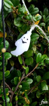 緑の中のハロウィン飾り