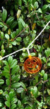 緑の中のハロウィン飾り