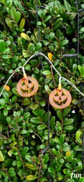 緑の中のハロウィン飾り