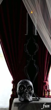 テーブルの上のドクロ