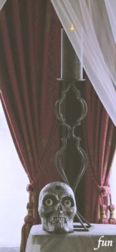 テーブルの上のドクロ