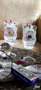 不気味な指と目玉