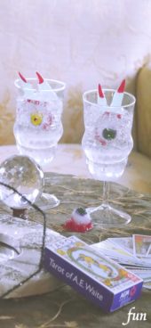 不気味な指と目玉