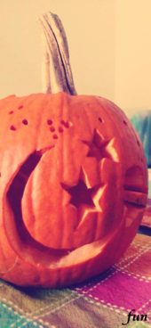 星と月型の彫られたかぼちゃランタン