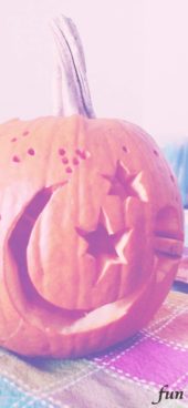 星と月型の彫られたかぼちゃランタン