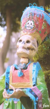 カラフル衣装のガイコツ