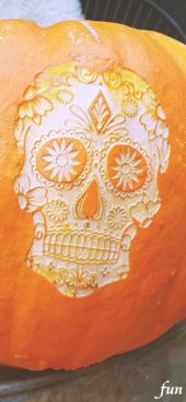 カボチャに彫られたドクロ