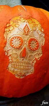 カボチャに彫られたドクロ