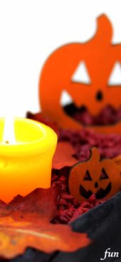 キャンドルとハロウィン飾り