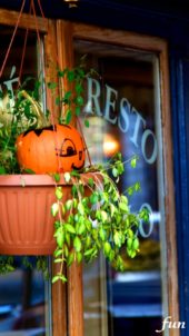 お店のハロウィンディスプレイ