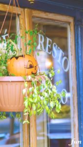 お店のハロウィンディスプレイ