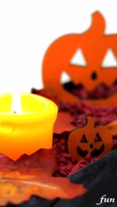 キャンドルとハロウィンの飾り