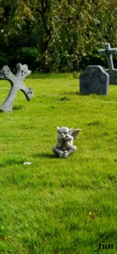 ハロウィンの墓地と悪魔