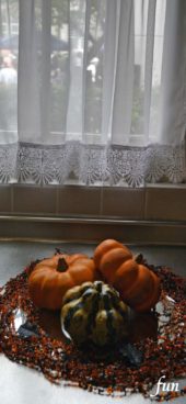 キッチンの窓際に飾ったかぼちゃ