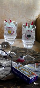 不気味な目玉と指