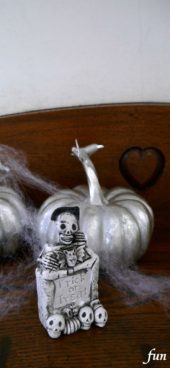ドクロの置物とシルバーのかぼちゃ