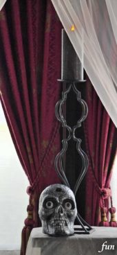 テーブルの上のドクロ