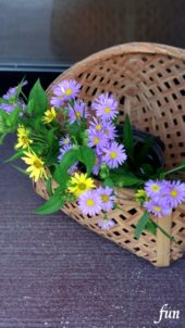 カゴに飾った花