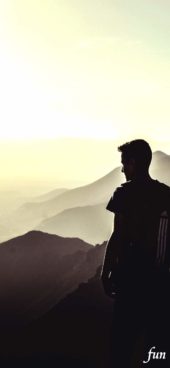 山を見ている男性