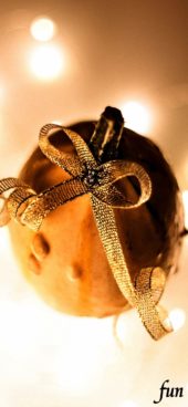 金色のクリスマスツリーのの飾り