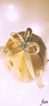 金色のクリスマスツリーのの飾り