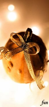 金色のツリー飾り