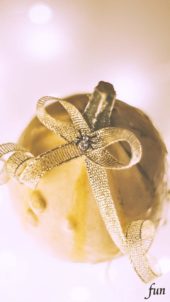 金色のツリー飾り