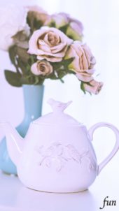 紫のバラとティーポット